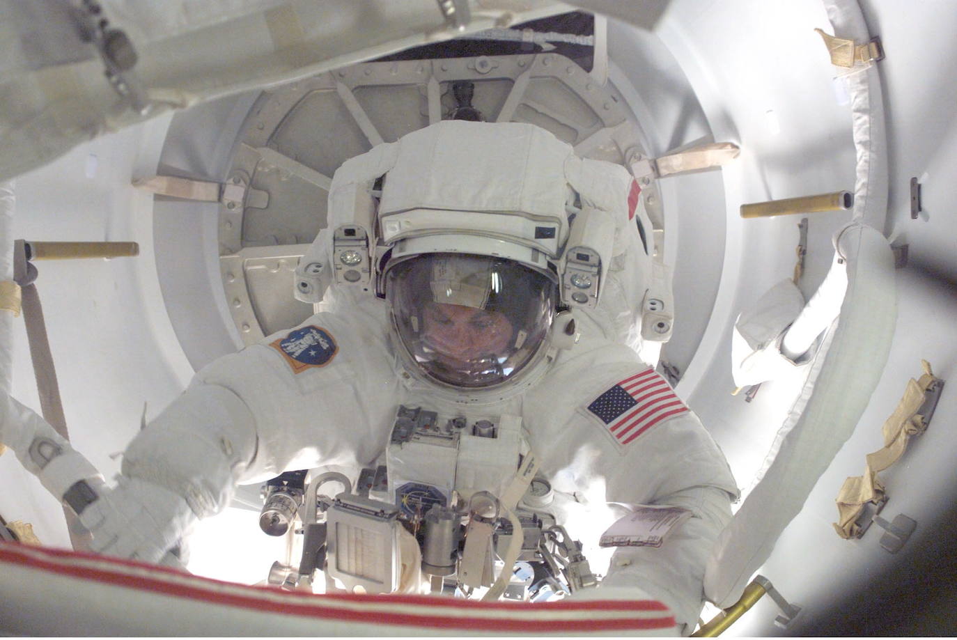 El especialista en misiones estadounidenses del transbordador espacial Atlantis, David Wolf, se prepara en 2002 para salir por una esclusa de aire para comenzar a trabajar en la Estación Espacial Internacional. 