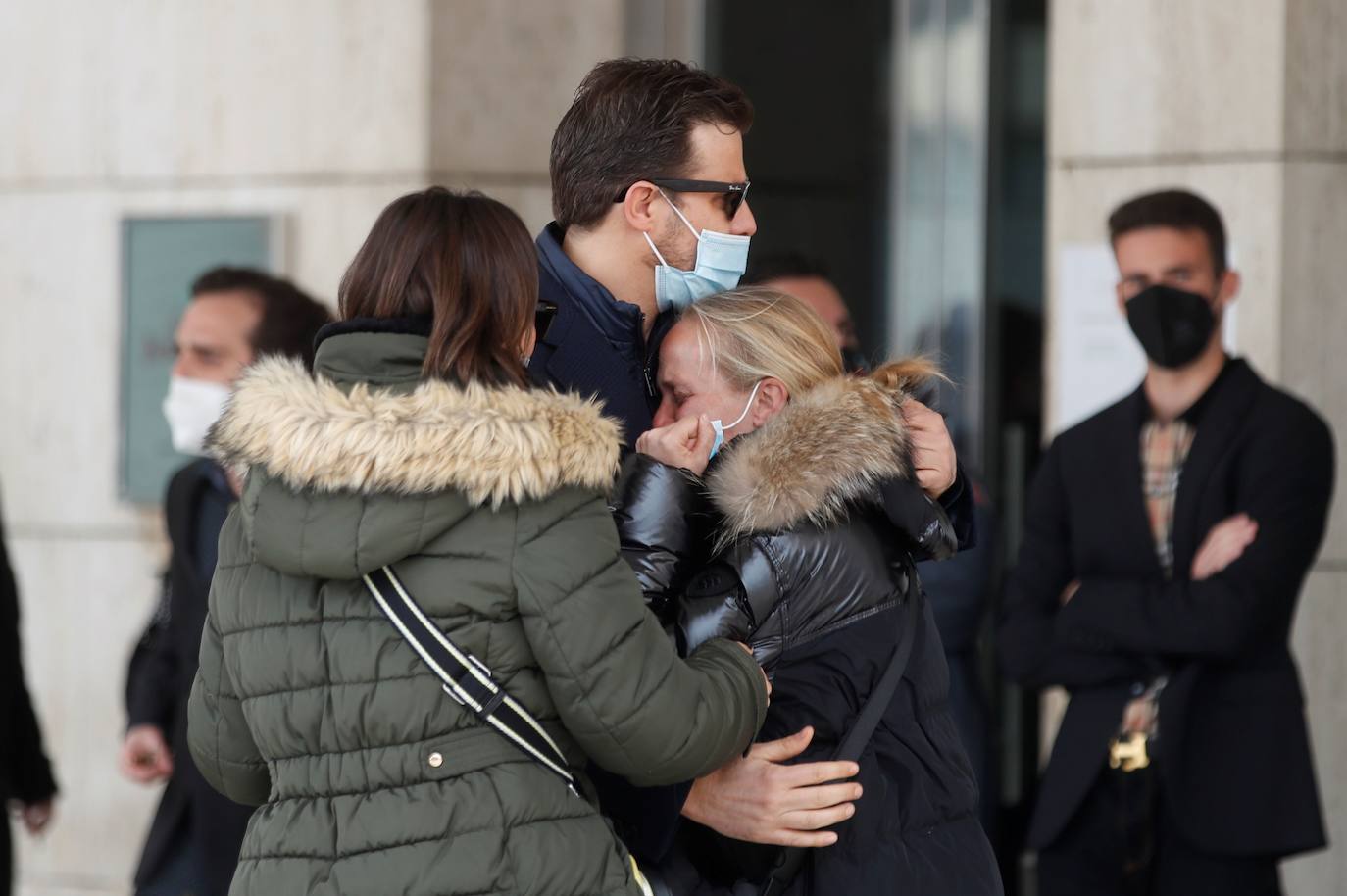 Los familiares y amigos de Álex Casademunt despiden al artista de 39 años, fallecido el pasado miércoles en un accidente de tráfico en Mataró, donde residía. Al tanatorio han acudido durante la tarde de este jueves sus compañeros de 'Operación triunfo 1': David Bustamante, David Bisbal y Nuria Fergó son algunos de los rostros conocidos que han acudido a dar el último adiós al catalán.