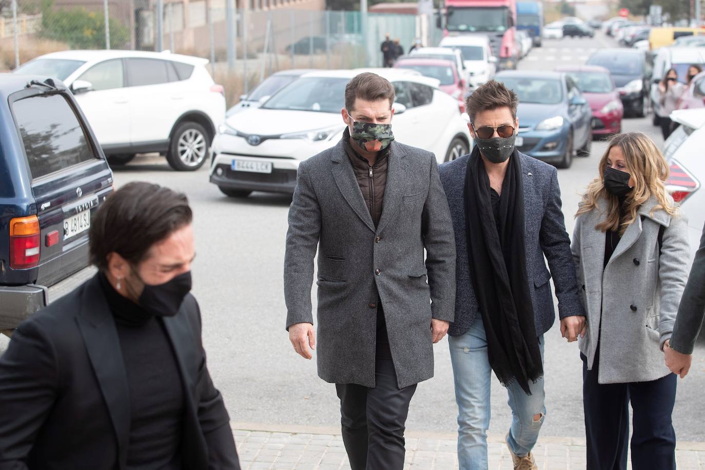 Los familiares y amigos de Álex Casademunt despiden al artista de 39 años, fallecido el pasado miércoles en un accidente de tráfico en Mataró, donde residía. Al tanatorio han acudido durante la tarde de este jueves sus compañeros de 'Operación triunfo 1': David Bustamante, David Bisbal y Nuria Fergó son algunos de los rostros conocidos que han acudido a dar el último adiós al catalán.