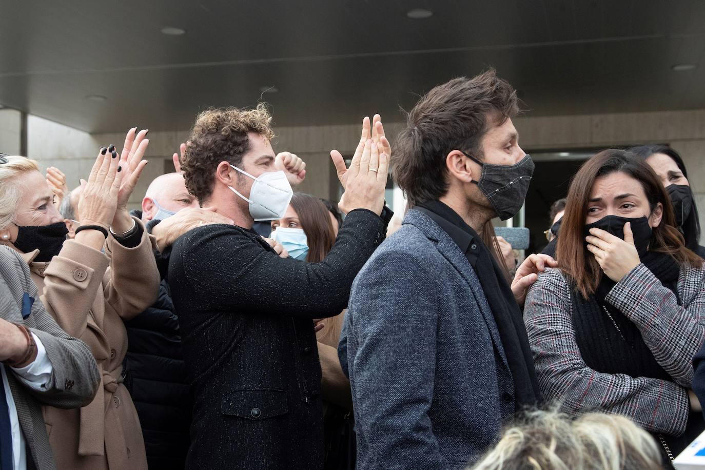 Los familiares y amigos de Álex Casademunt despiden al artista de 39 años, fallecido el pasado miércoles en un accidente de tráfico en Mataró, donde residía. Al tanatorio han acudido durante la tarde de este jueves sus compañeros de 'Operación triunfo 1': David Bustamante, David Bisbal y Nuria Fergó son algunos de los rostros conocidos que han acudido a dar el último adiós al catalán.
