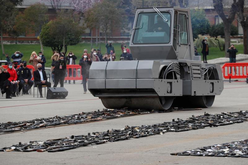 Una apisonadora aplasta las armas incautadas.