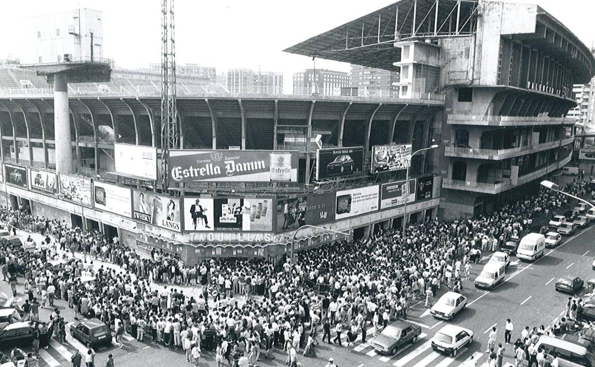 Colas para comprar entradas para la final de la Copa del Rey en Mestalla en 1995 