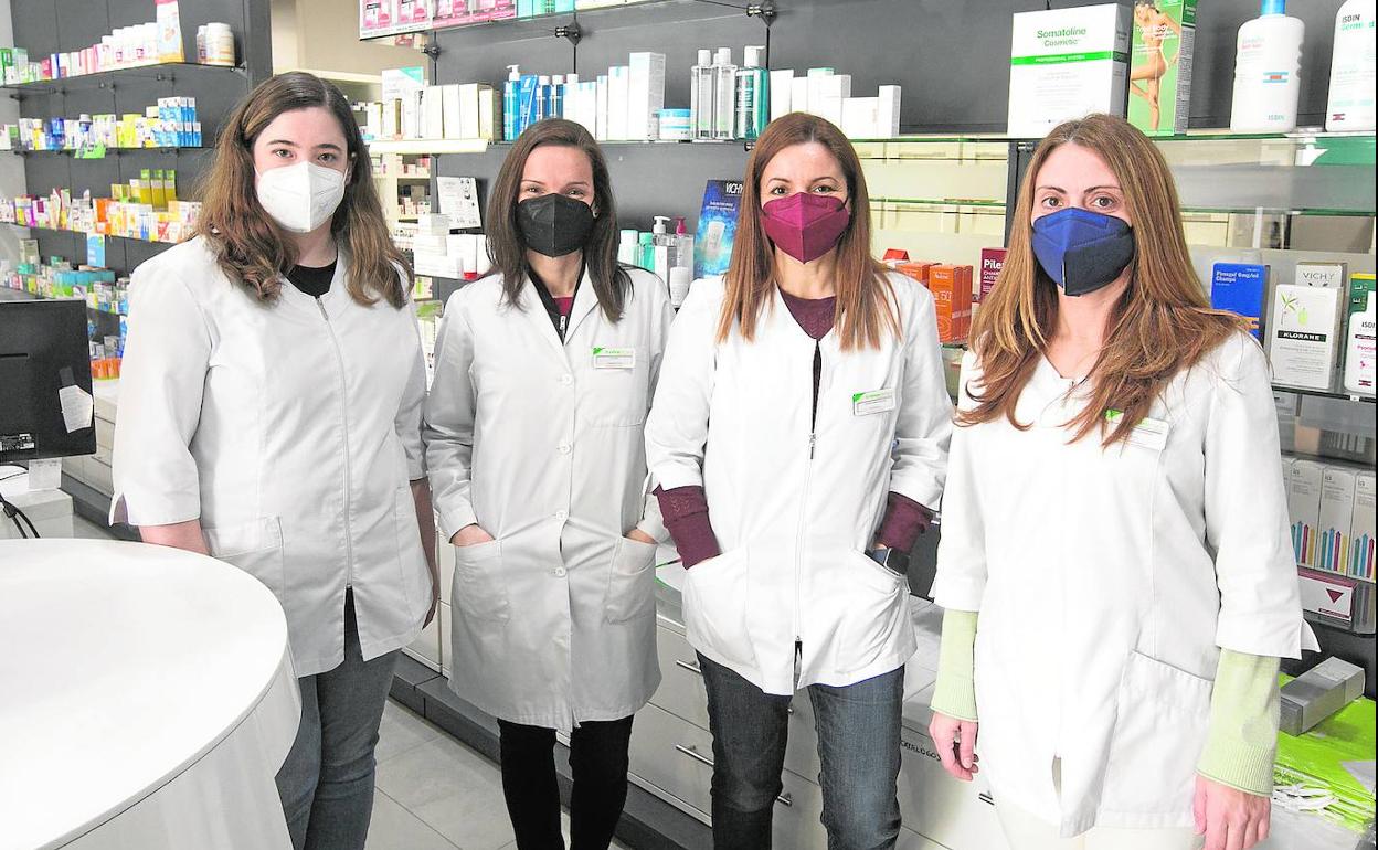 Profesionales de la farmacia de Carmina Ribera, en Benetússer, ayer.