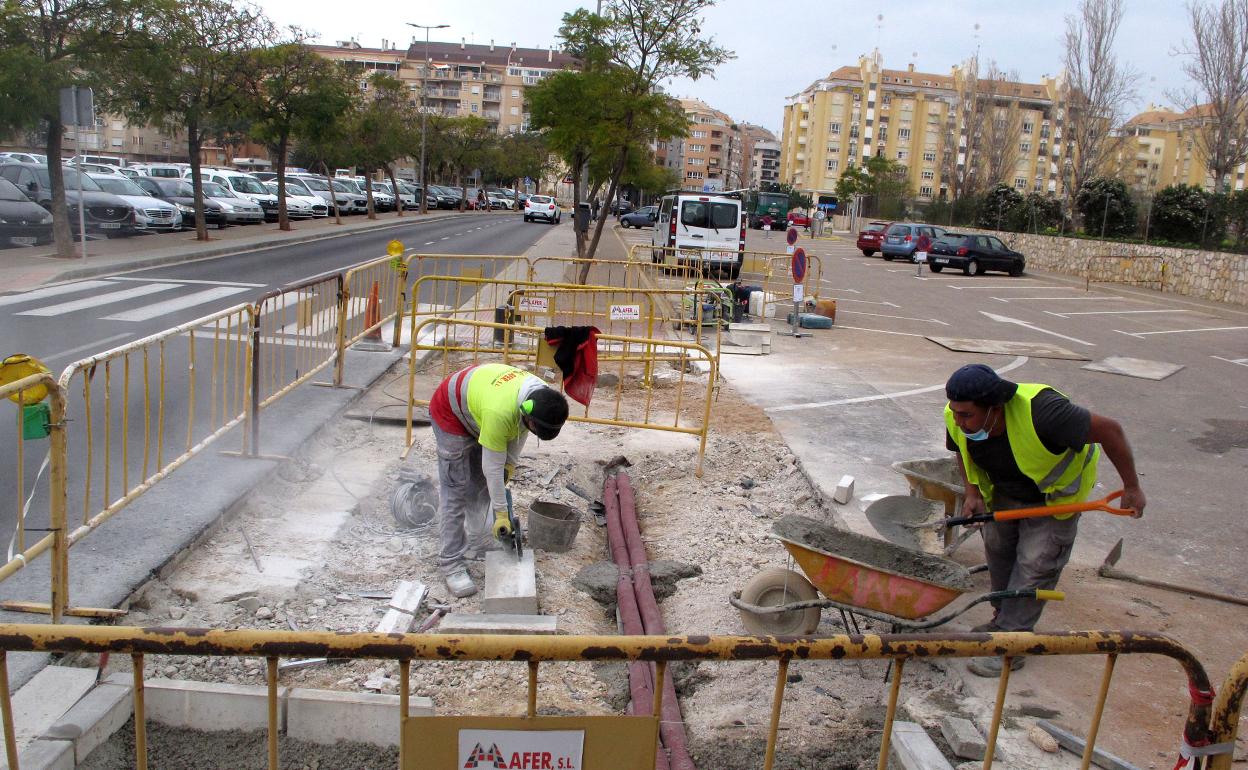 Operarios durante los trabajos de remodelación de las aceras.