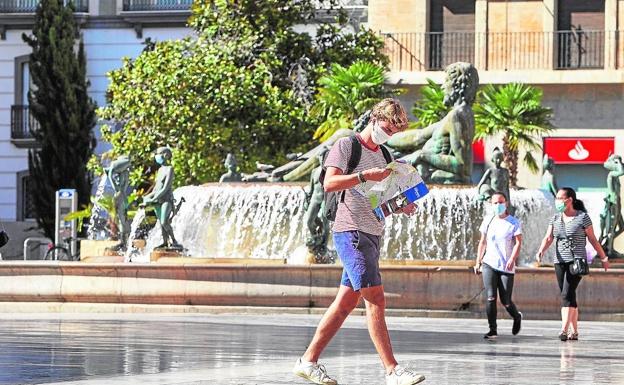 Turistas en la plaza de la Virgen