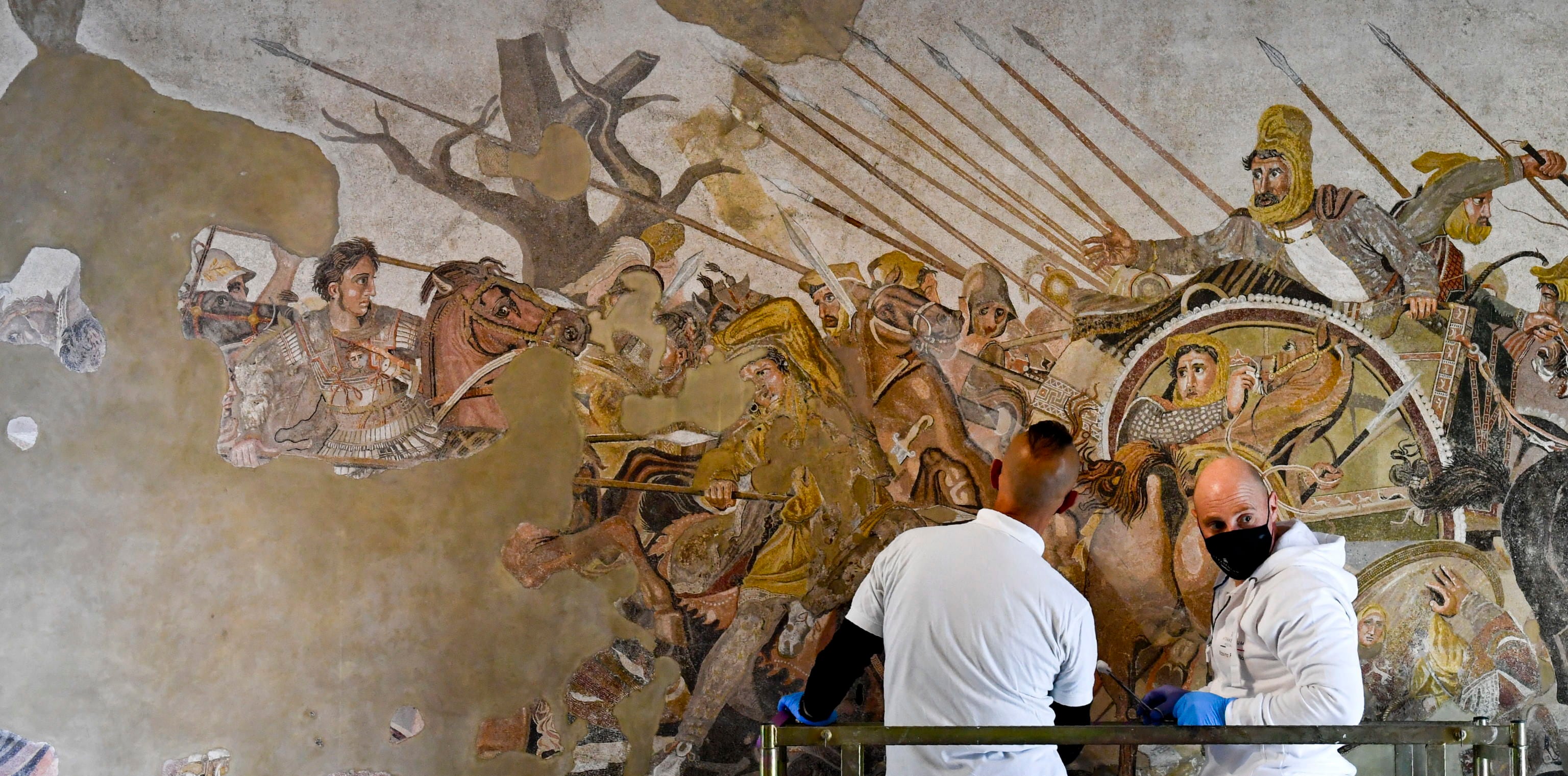 El famoso mosaico de Alejandro Magno combatiendo contra Darío III en Issos está siendo restaurado a vista del público en el Museo Arqueológico Nacional de Nápoles