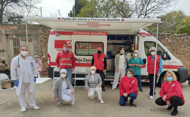 Sanitarios y voluntarios de Cruz Roja. 