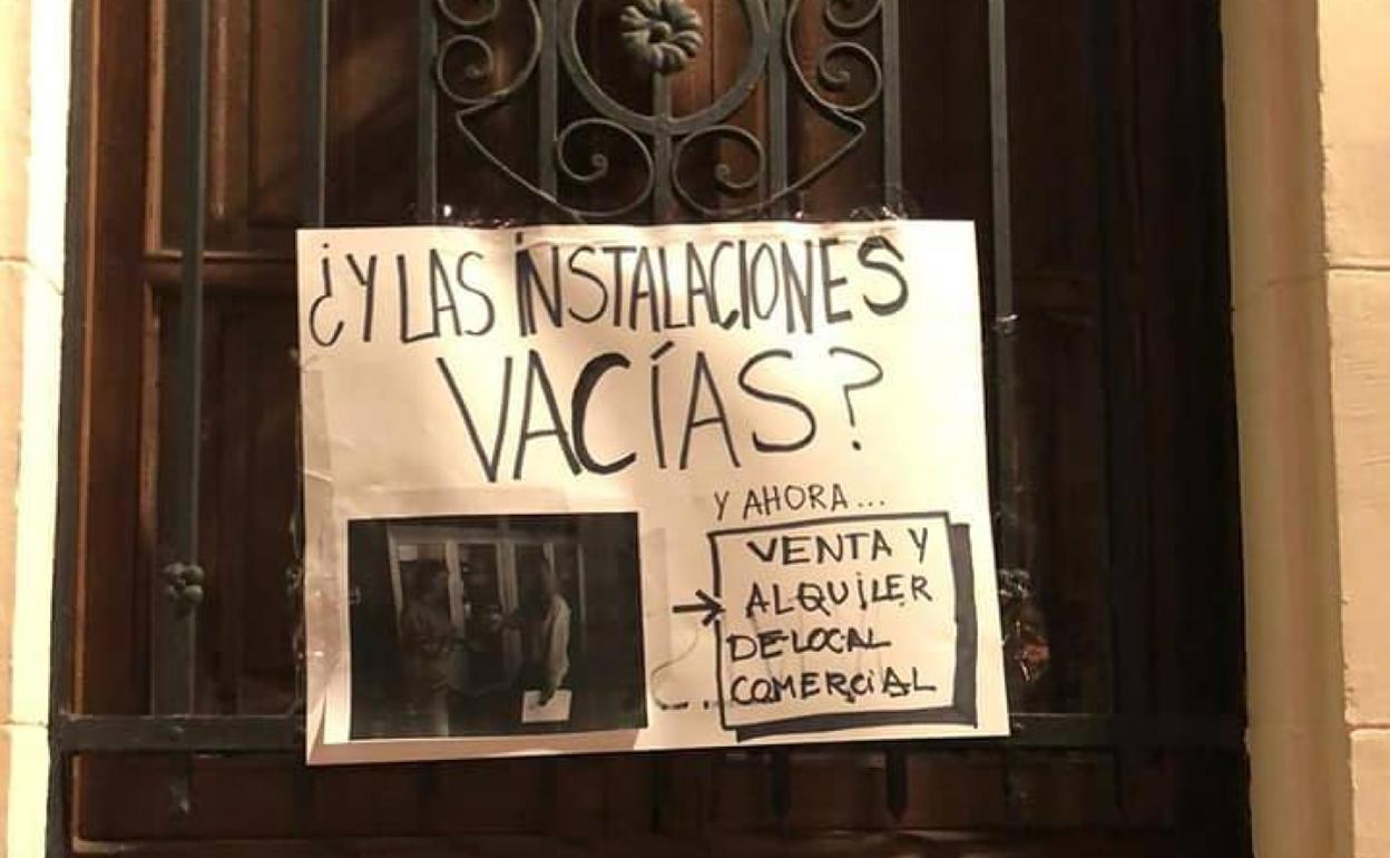 Un cartel instalado en una de las ventanas de la casa consistorial.  