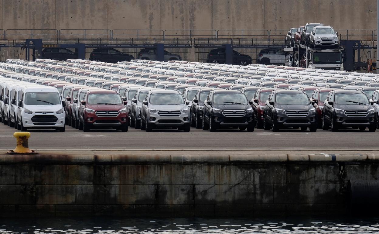 Automóviles fabricados en la Comunitat Valenciana listos para ser exportados. 