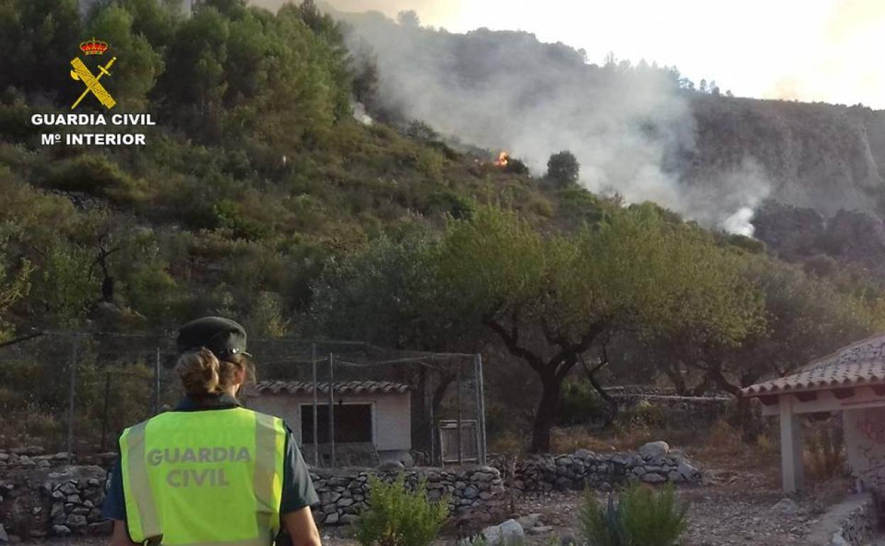 Un agente en una de las zonas incendidadas.