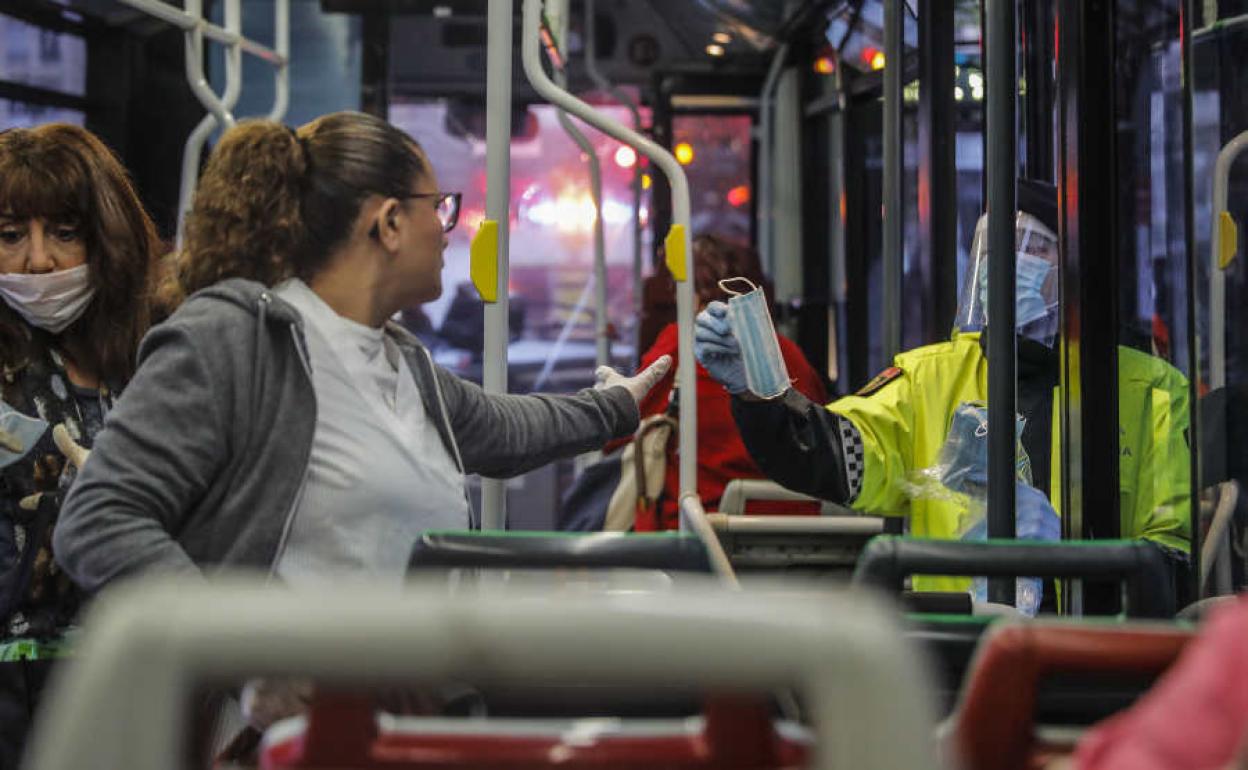 Reparto de mascarillas en los autobuses de Valencia.