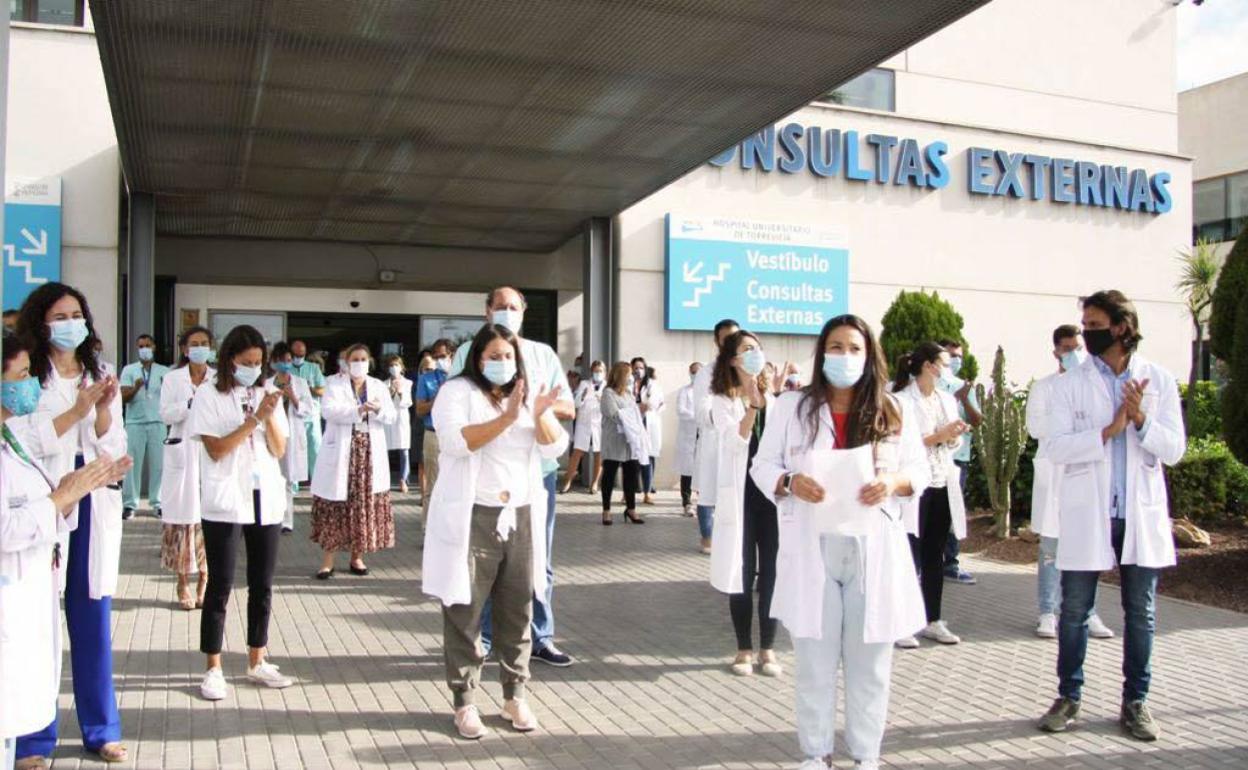 Personal sanitario de Torrevieja protesta a las puertas del hospital por la falta de información sobre la reversión.