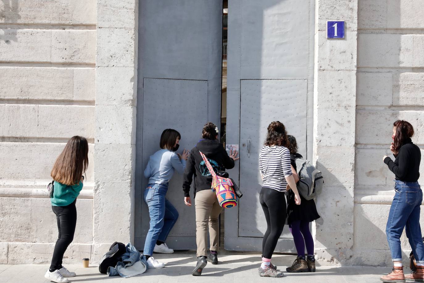 Un grupo de mujeres ocupa la Delegación del Gobierno en Valencia