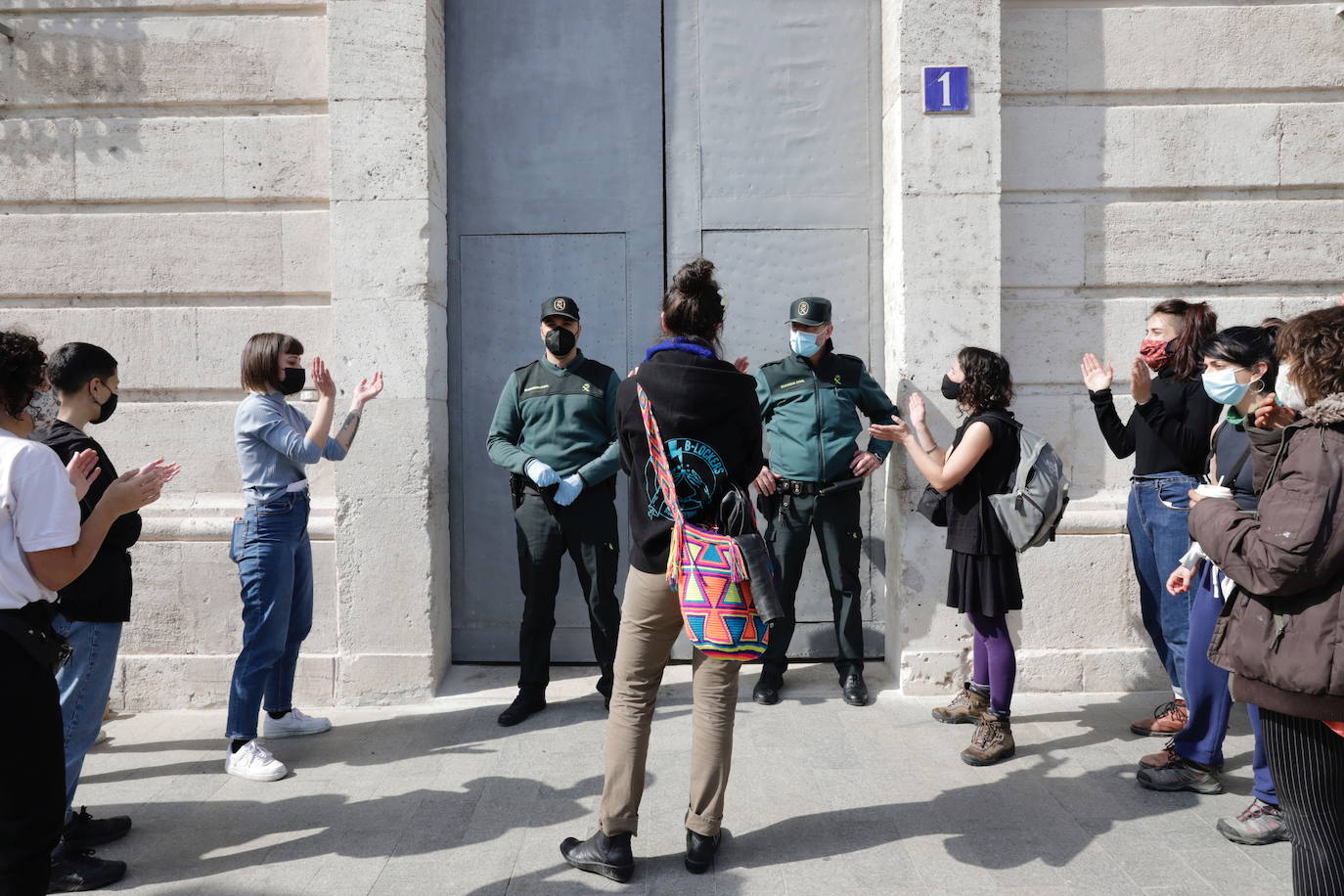 Un grupo de mujeres ocupa la Delegación del Gobierno en Valencia