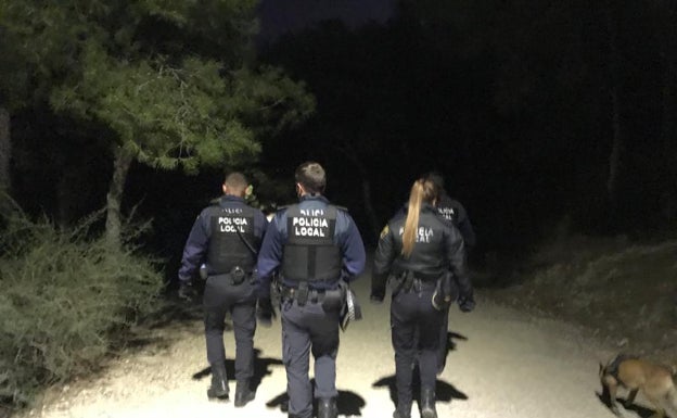 Los agentes se disponen a disolver un botellón anoche en Alicante. 