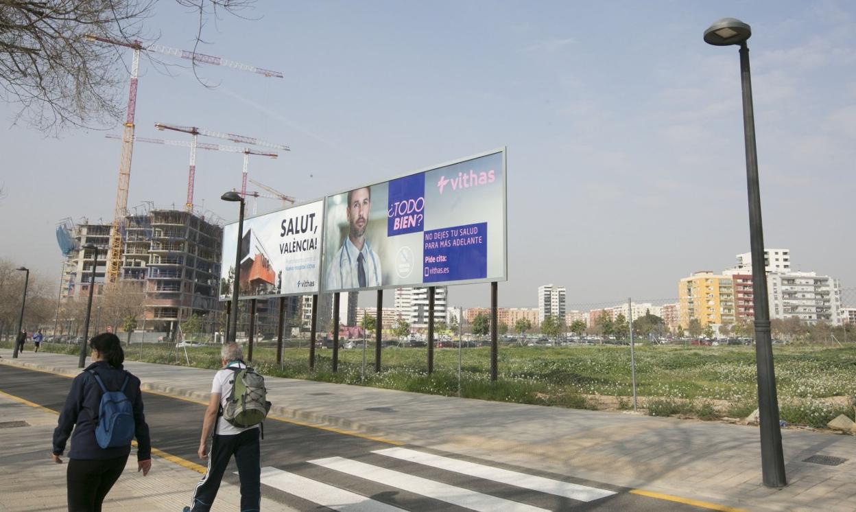 Cartel anunciador del futuro hospital Vithas Valencia Sur, frente a La Fe de Valencia. 