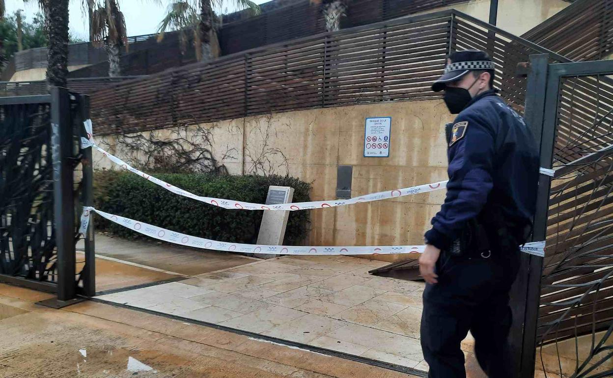 Los agentes cierran uno de los accesos al parque de La Ereta en Alicante. 