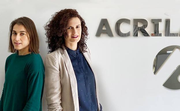 Laura Catalan Serra, directora de Laboratorio de pastas cerámicas en Acrilatos y Cristina Moro Gomez, Export Logistic Manager en Acrilatos. 