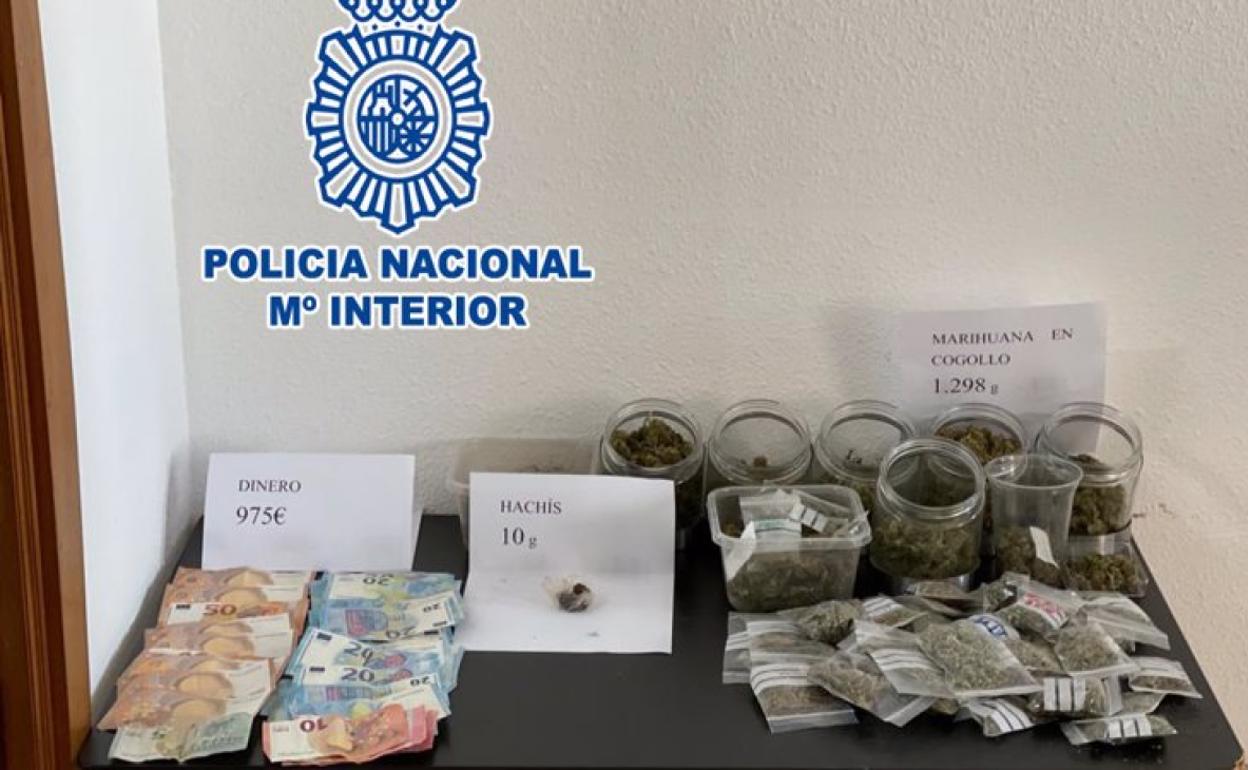 Imagen de las sustancias y el dinero efectivo incautado en las viviendas.