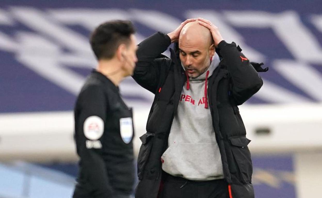 Pep Guardiola, entrenador del Manchester City, se lamenta durante el partido ante el United. 