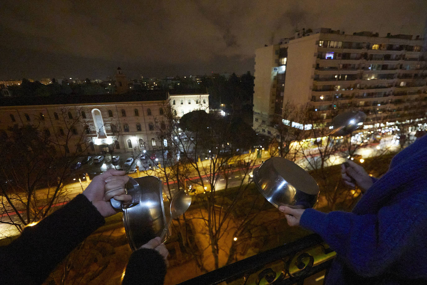 Las mujeres feministas hacen ruido en los balcones de Valencia por el Día Internacional de la Mujer.