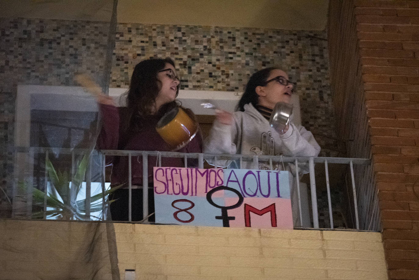 Las mujeres feministas hacen ruido en los balcones de Valencia por el Día Internacional de la Mujer.