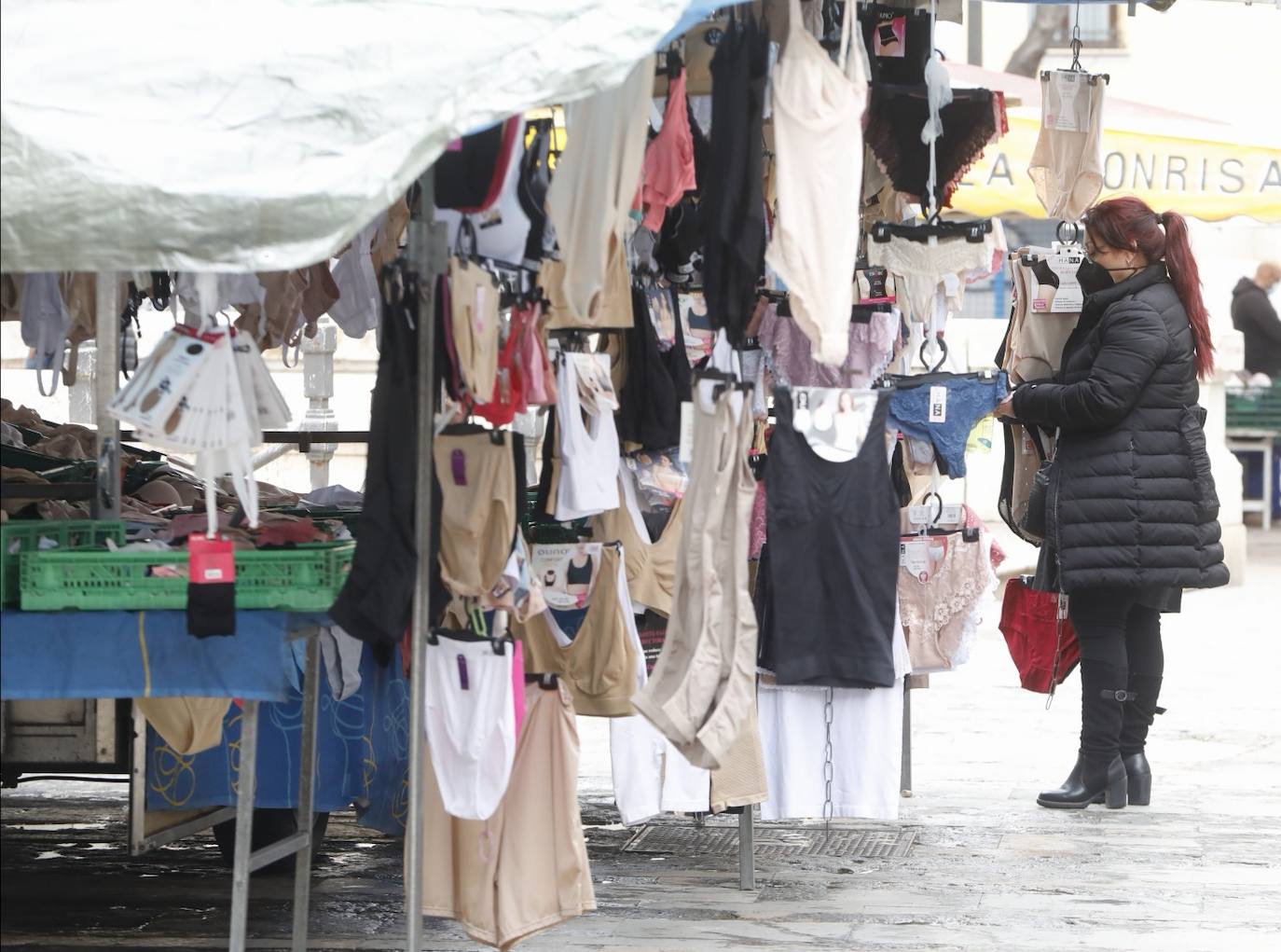 La lluvia ha deslucido la reapertura de los mercadillos en Valencia