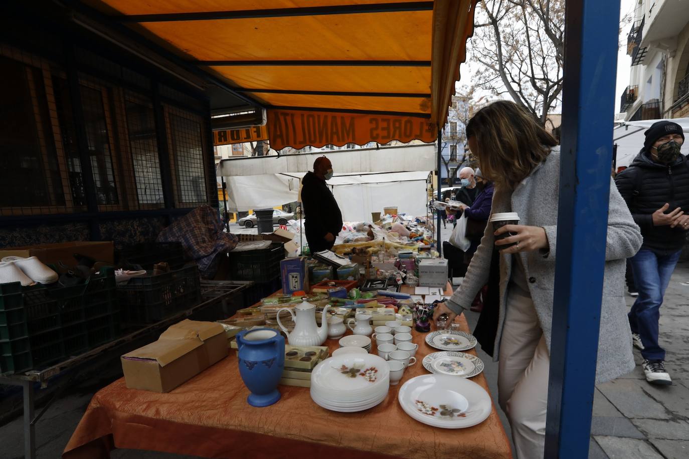 La lluvia ha deslucido la reapertura de los mercadillos en Valencia