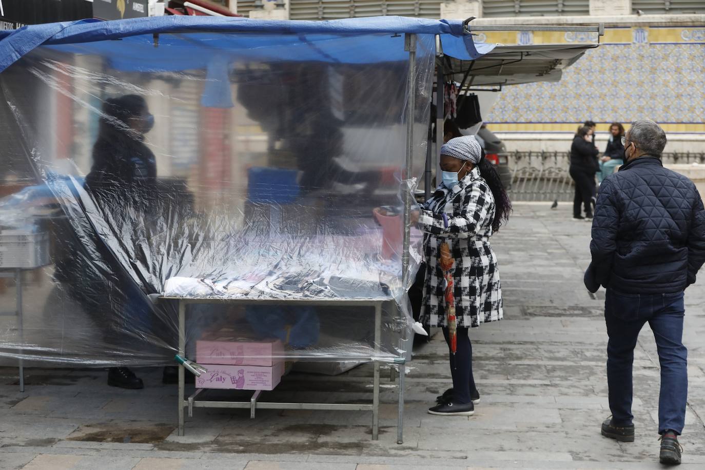 La lluvia ha deslucido la reapertura de los mercadillos en Valencia