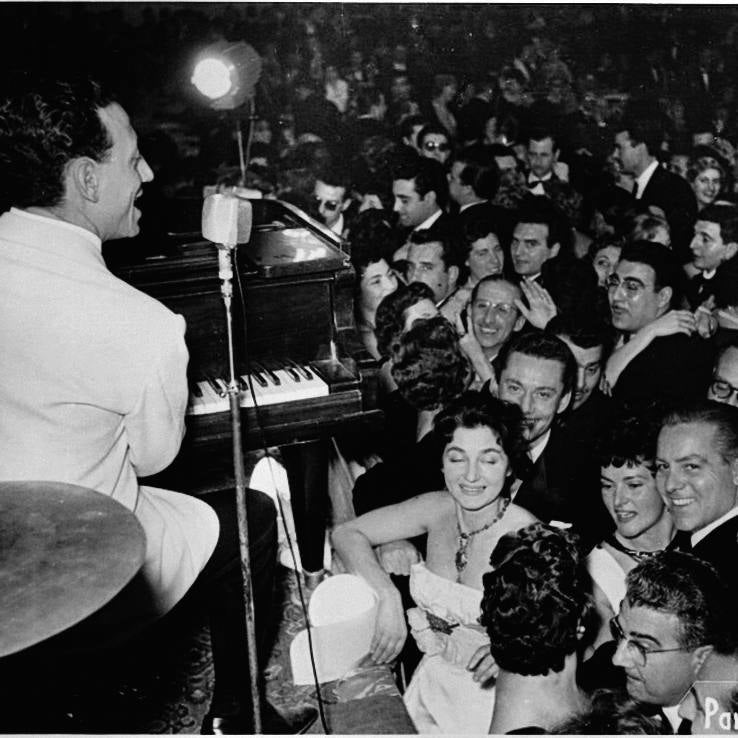 Decenas de parejas bailan con la actuación de Renato Carosone en 1959.