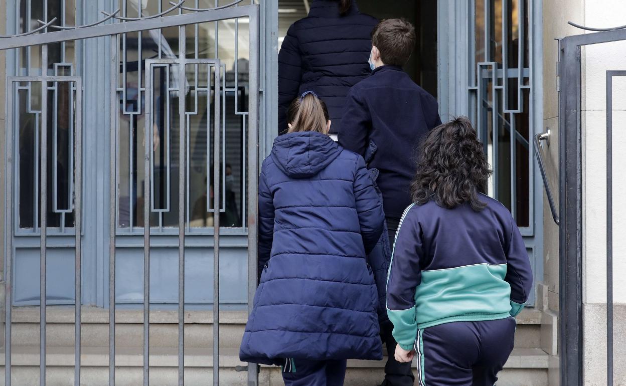 Alumnos entrando en un colegio concertado. irene marsilla