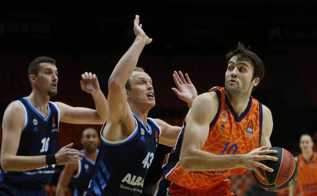 Sikma y Tobey durante el partido de esta temporada del Valencia Basket contra el Alba.