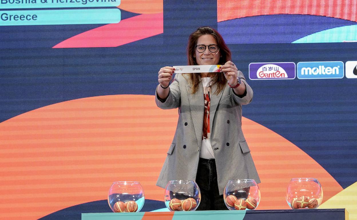 La valenciana Anna Montañana saca la bola de España durante el sorteo del Eurobasket. 