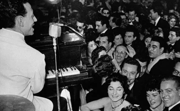 Imagen principal - Decenas de parejas bailan con la actuación de Renato Carosone en 1959. | En 1958, Carmen Sevilla y Miguel #de Molina estuvieron en #el parador. | Mariló Uso, reina del parador en el año 1962.