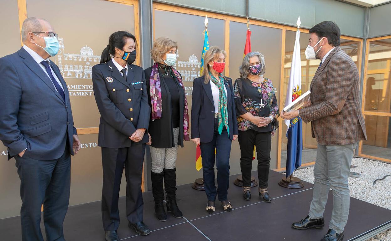 Homenaje a las cuatro primeras policías locales de Alicante, este lunes. 