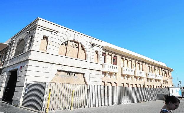 Inacabado. El arquitecto Víctor Gosálvez diseñó en 1911 un edificio de cuatro plantas y varios torreones, que no se completó.