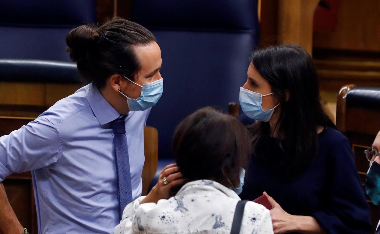 Pablo Iglesias e Irene Montero en el Congreso de los Diputados.