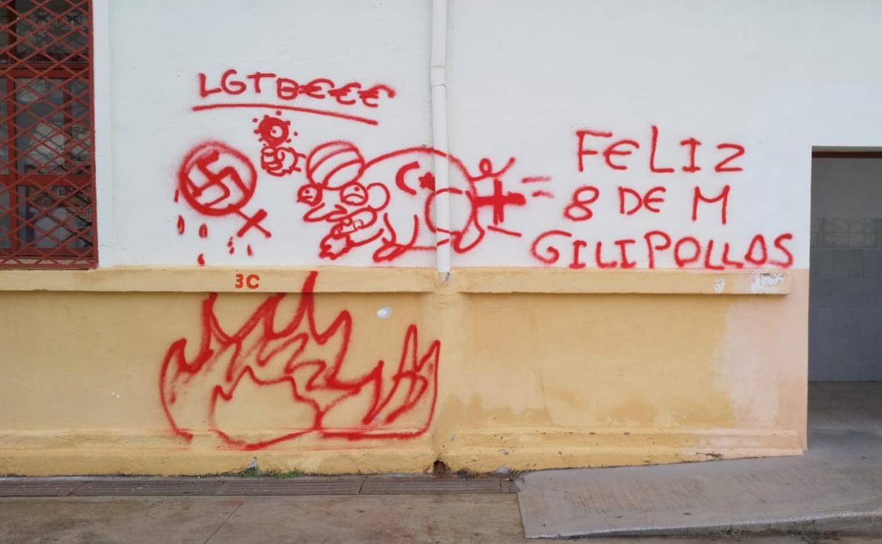 Una de las pintadas aparecidas en Gandia en el Día de la Mujer. 