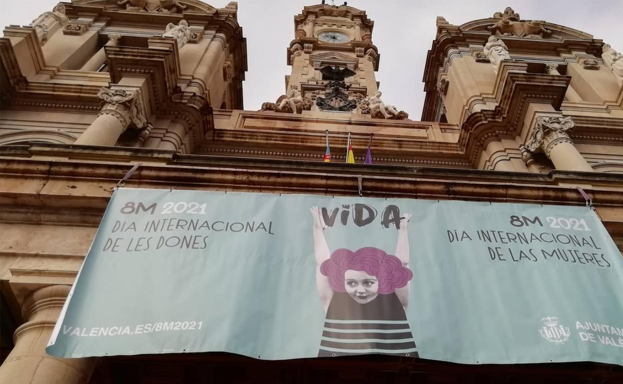 Pancarta colgada del balcón del Ayuntamiento con motivo del Día de la Mujer. 