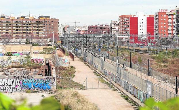 Ruinas. El Ayuntamiento revisará el barrio que se levantará en el espacio ocupado por las vías y los solares.