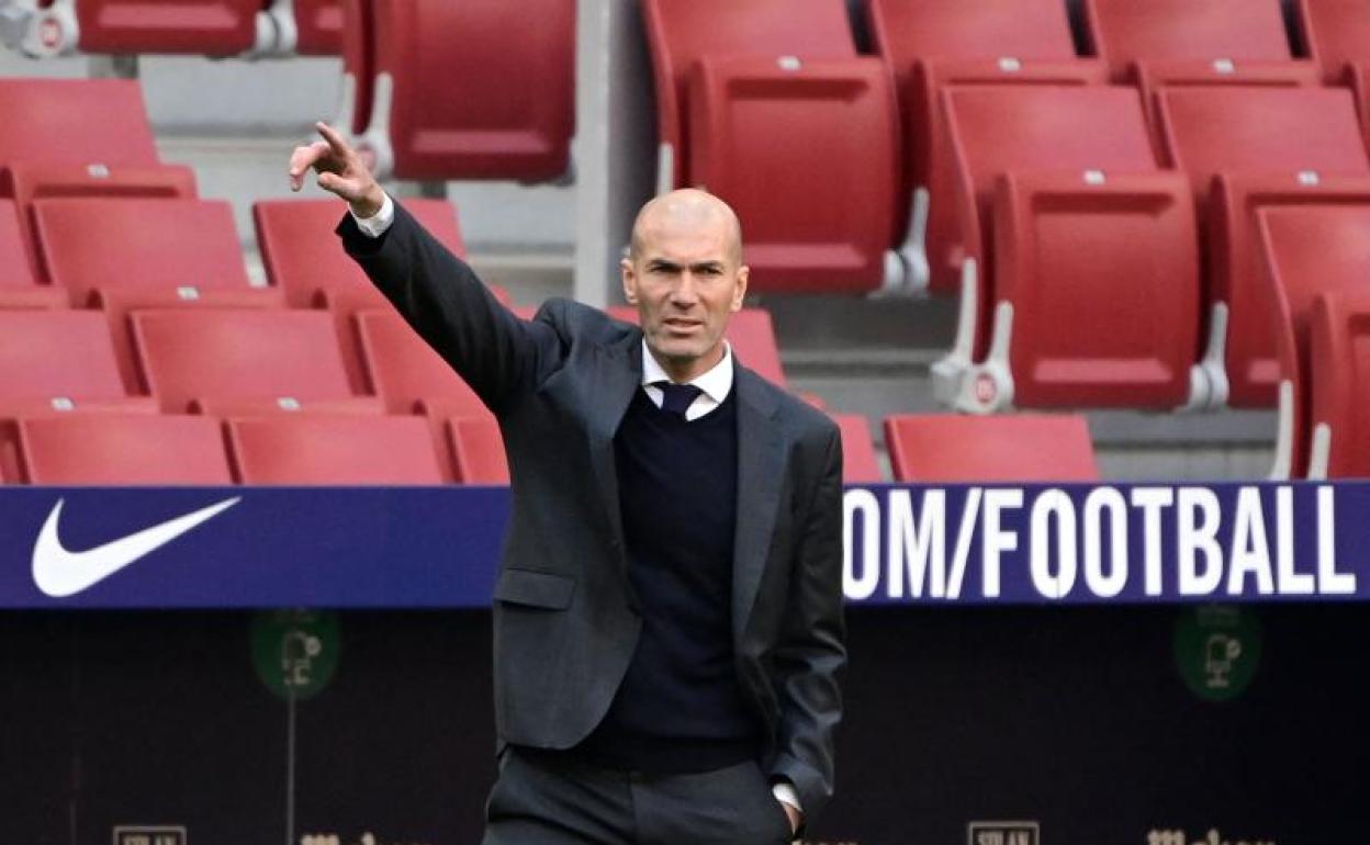 Zinedine Zidane da indicaciones en el Metropolitano. 