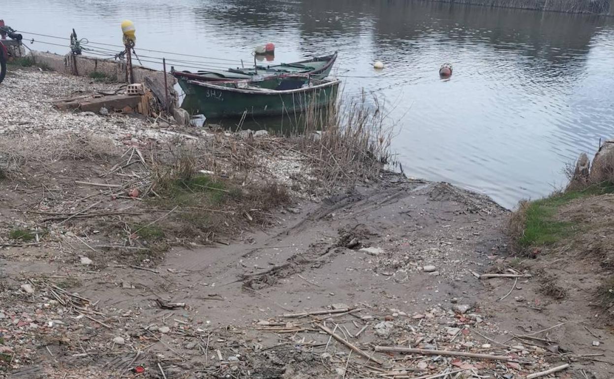 Suciedad en la ribera de la gola del Perellonet. 