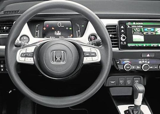 El interior tiene mucha tecnología, pero es fácil de utilizar. Las plazas traseras tiene una amplitud líder en su categoría.