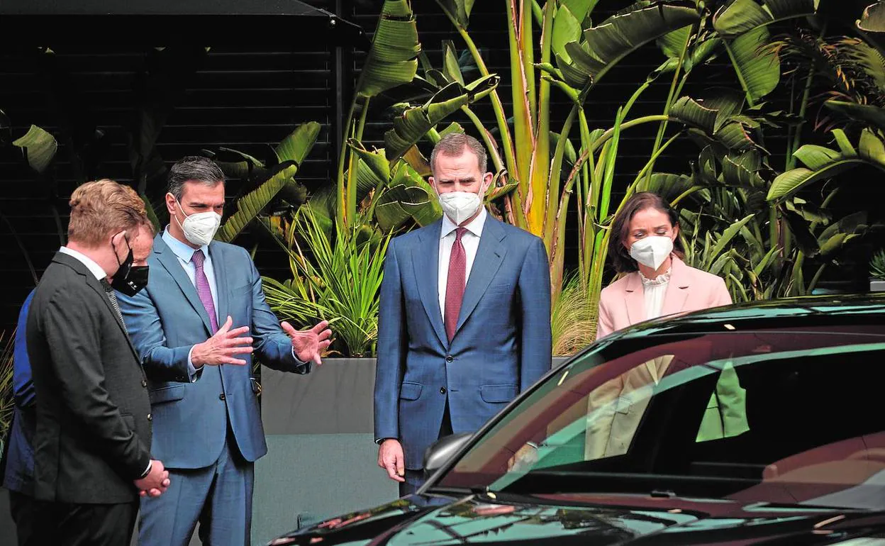 El rey Felipe VI y Pedro Sánchez visitan la fábrica de Martorell. 