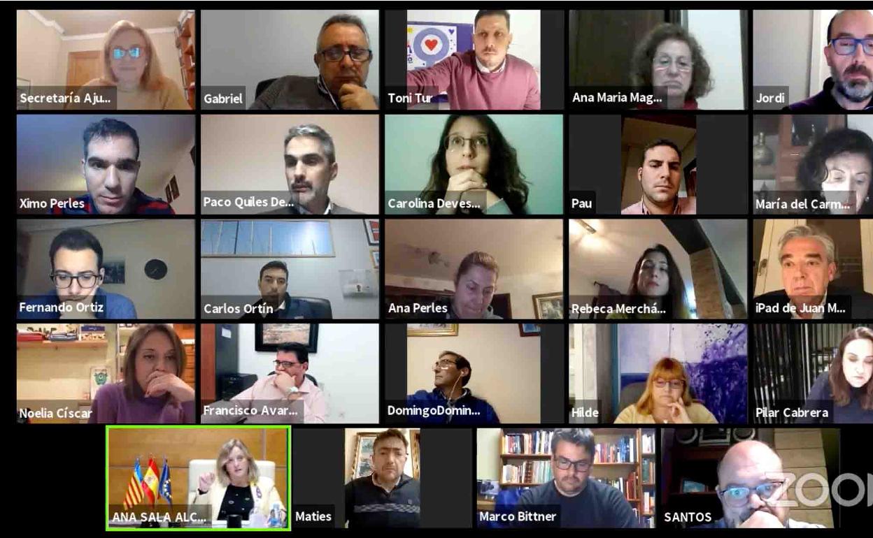 La corporación de Calp durante el pleno online celebrado ayer.