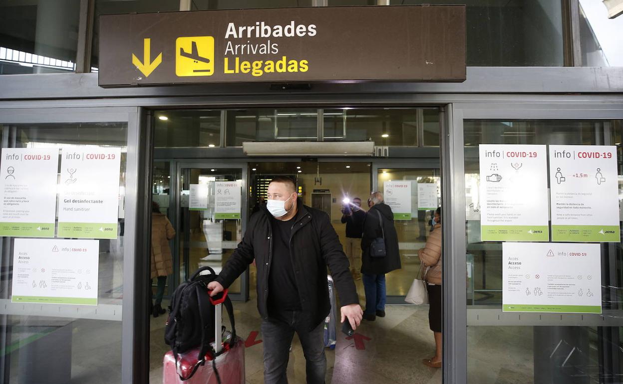 Pasajeros de un vuelo procedente de Londres tras confirmarse un nueva cepa de Covid-19 detectada en Reino Unido.