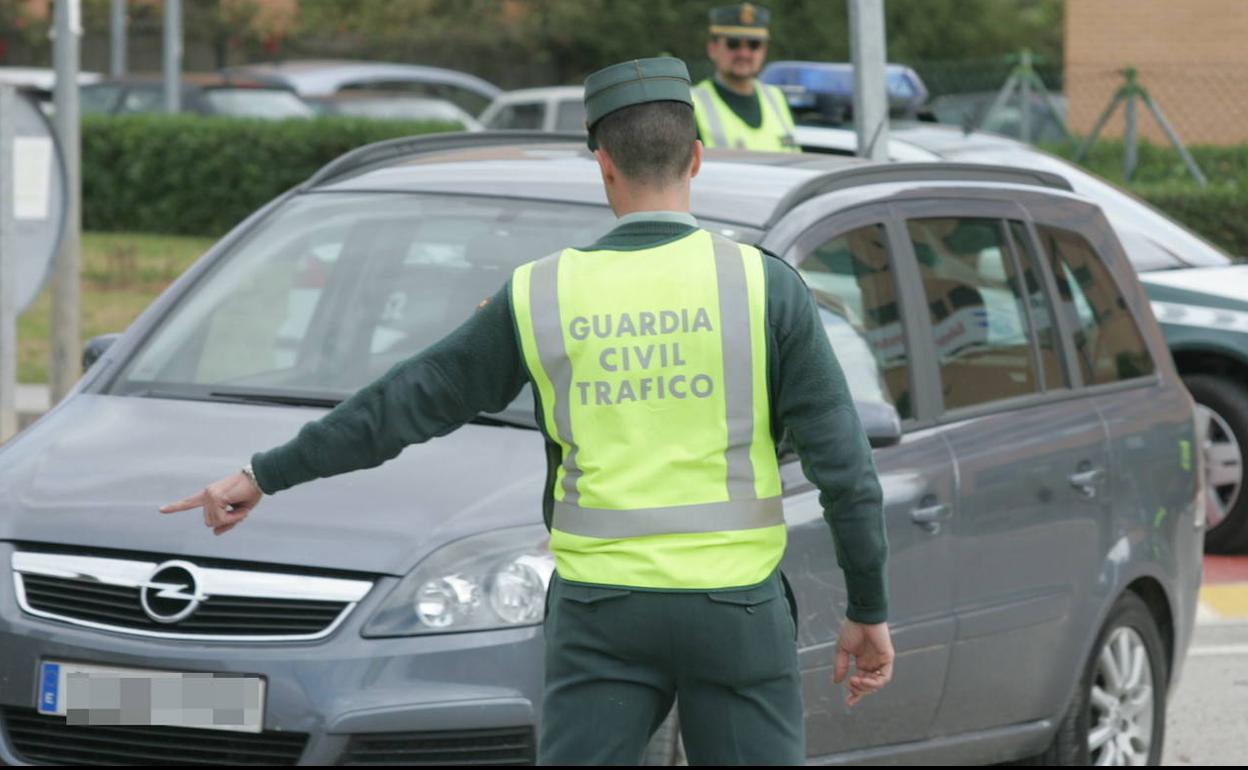 Un agente, en un control especial de cinturones