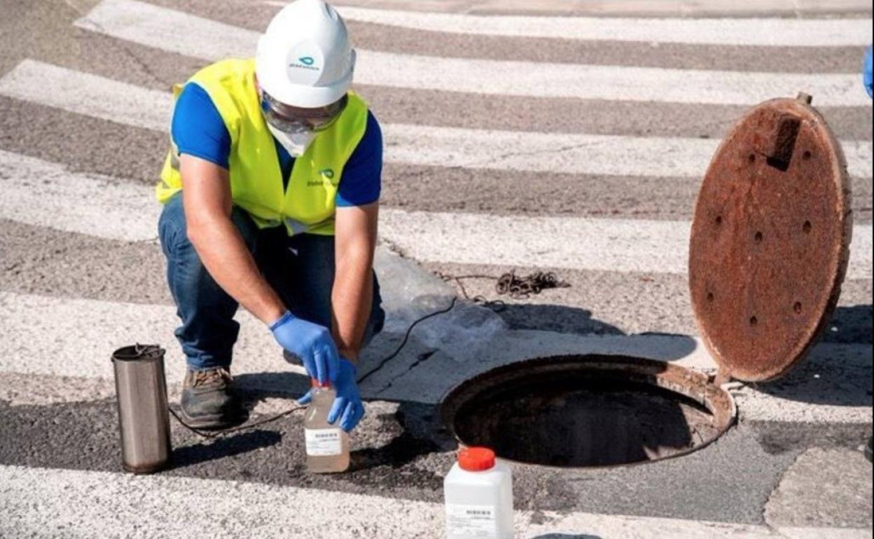 Toma de muestras en el alcantarillado. 