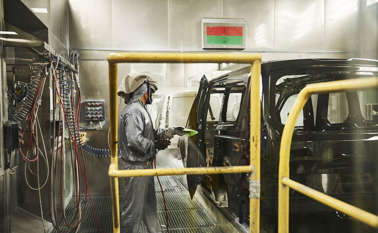 Un operario pinta un vehículo en la planta de Ford en Almussafes