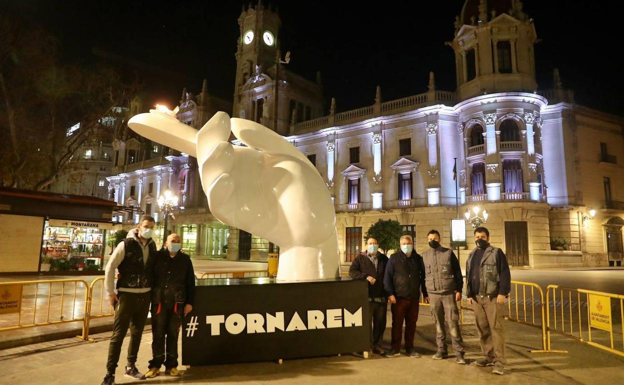 Pebetero instalado en la plaza del Ayuntamiento de Valencia, en el emplazamiento de la falla municipal. 